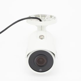 camara bala ip 5mp  lente mot 27  135 mm compatible con terceros  api  onvif profile st  ik10 ip67  30m ir  h265   soporta es a