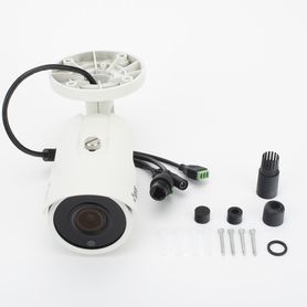 camara bala ip 5mp  lente mot 27  135 mm compatible con terceros  api  onvif profile st  ik10 ip67  30m ir  h265   soporta es a
