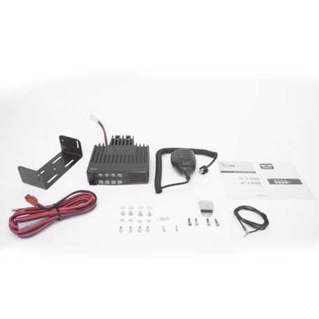 Radio Móvil Analógico En Rango De Frecuencia 400470 Mhz 50 W De Potencia De Rf.  Incluye Micrófono Cable De Corriente Y Bracket.