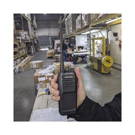 radio portátil vhf 136174 mhz digital dmranalógico 5 watts 64 canales roaming encriptación gps incluye antena bateria cargador 