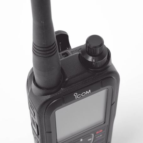 Radio Portátil Aéreo Vhf Con Display De 2.3 Pulgadas Y Teclado 6w (pep) De Potencia.