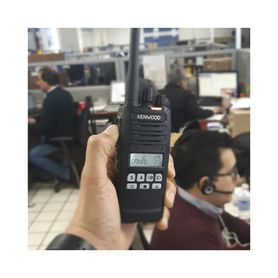radio portátil vhf 136174 mhz digital nxdnanalógico intrinsecamente seguro 5 watts 260 canales 9 teclas roaming encriptación gp