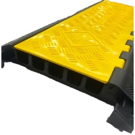 protector de cable de 5 canales  base de goma y tapa de plástico  capacidad 46 toneladas  canal 38x35mm  longitud 90 cm  amaril