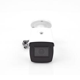 bala turbohd 4k 8 megapixeles  lente mot 27 a 135 mm  ir exir inteligente 80 mts  exterior ip67  soporta 12 vcc  24 vca  dwdr16