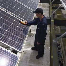 medidor de radiación solar para instalación mantenimiento y generación de informes de paneles solares o sistemas fotovoltaicos 