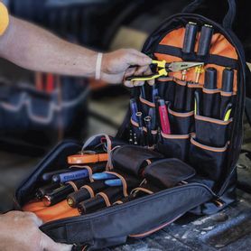 mochila para herramientas tradesman pro™ de 445 cm en color negro con 35 bolsillos no incluye herramientas193688