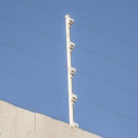aislador de paso blanco reforzado para cercos eléctricos resistente al clima extremoso159390