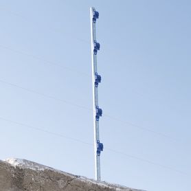 aislador de paso colo azul reforzado para cercos eléctricos resistente al clima extremoso183876