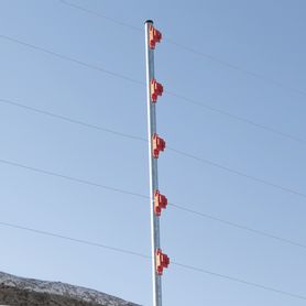 aislador de paso color rojo reforzado para cercos eléctricos resistente al clima extremoso183875