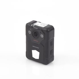 body camera portátil  grabación a 2k 4 megapixel   fotos de hasta 40 megapixel  ip54  h265  64 gb de almacenamiento  microfono 