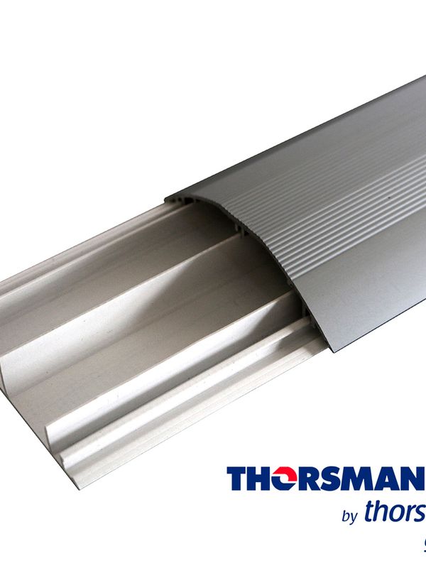 Ductho Media Caña Pvc Con Tapa De Aluminio Thorsman 8802-80300, Color De Base (blanco) Tapa (natural), 90 Mm X 20 Mm  De 2.5 Mts Ideal Para Areas De Paso Continuo En Piso Y/o Aplicacion En Muro, Excelentes Para Guiar Cables Sin Romper Muros, Resistencia A La Humedad Y Atmosfera Corrosiva