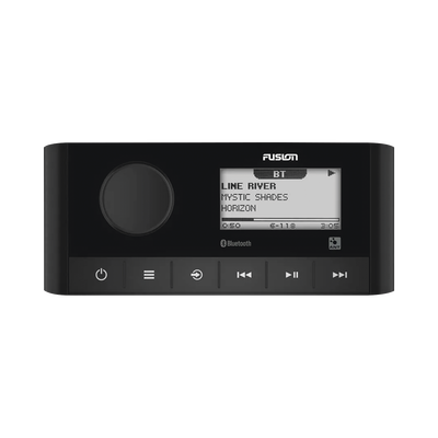 Sistema de Audio Marino / Pantalla LCD 2.3 / Bluetooth y ANT / 180 W Pico / 22 W RMS x 4 / 2 Zonas Multi-Zone / IPX6 e IPX7 / Compatible con AM, FM, DAB+, AUX / Actualizaciones Inalámbricas